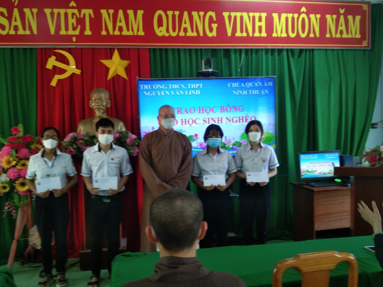 Trao học bổng cho học sinh có hoàn cảnh khó khăn